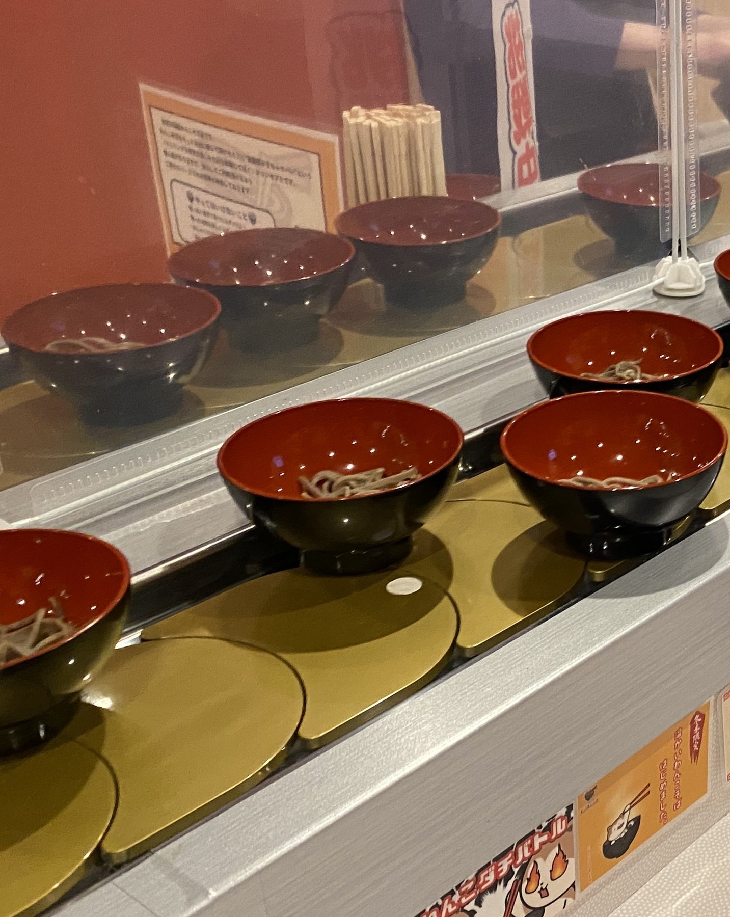 レーンを流れる漆のお椀