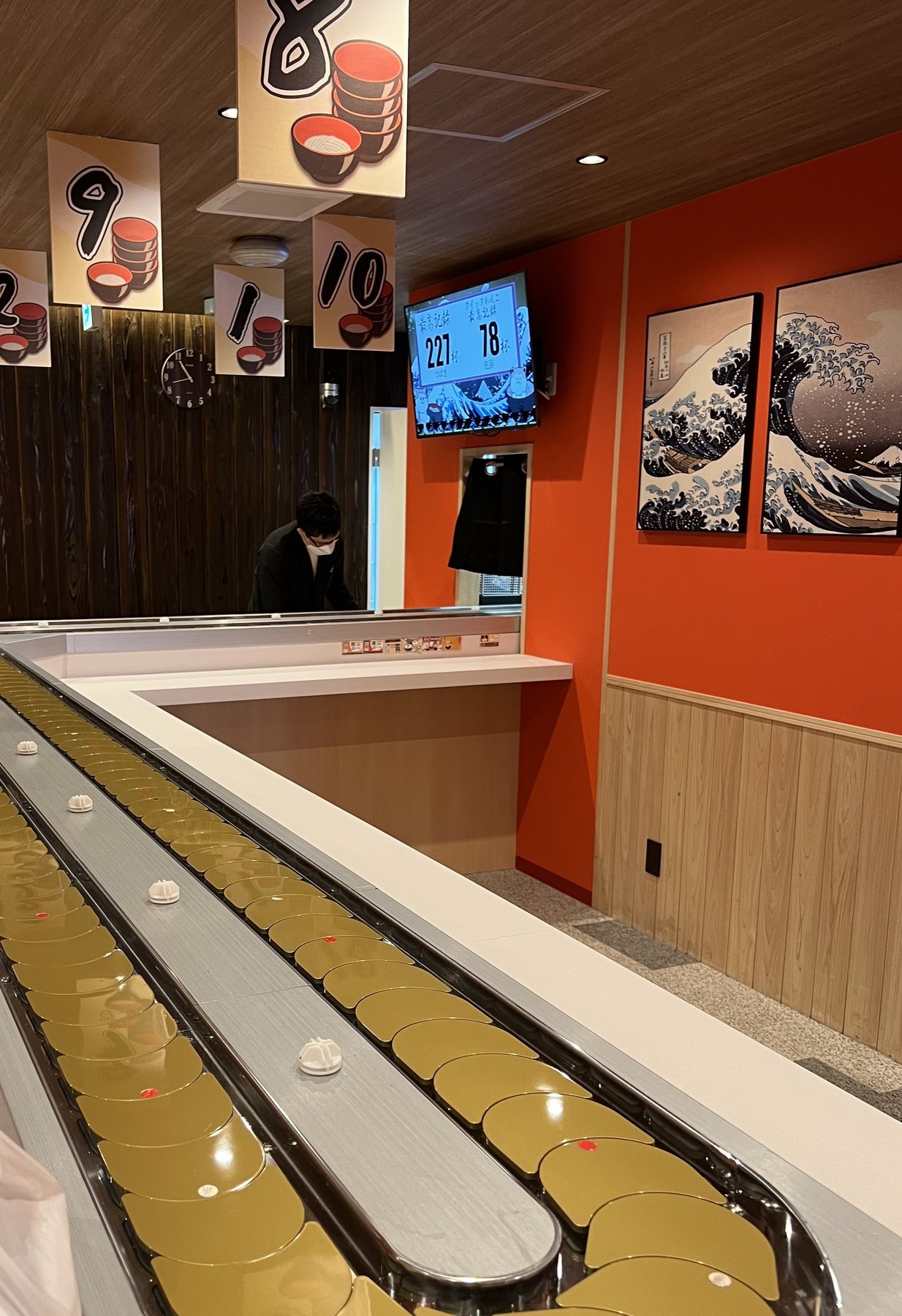 真鍮色のレーンが、給仕をする