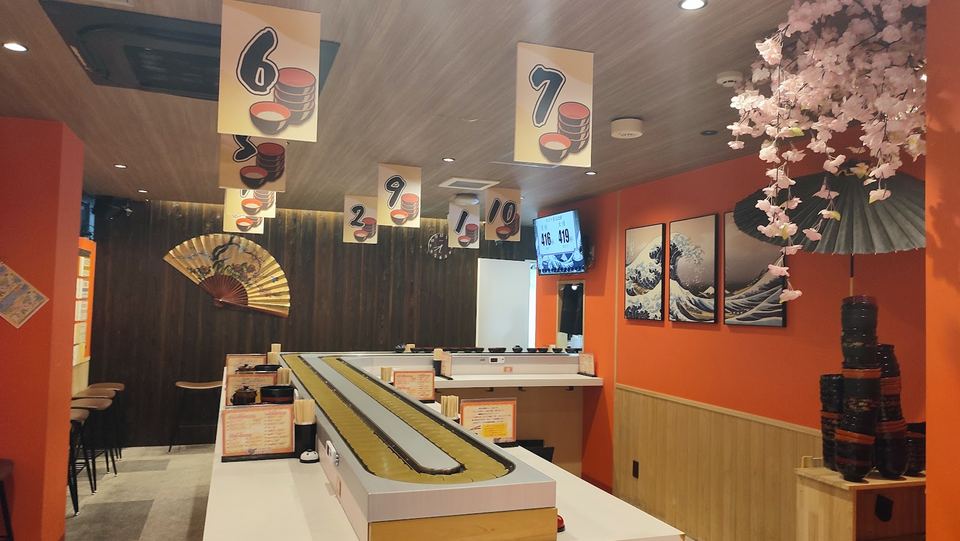 The counter at Kurukuru Wanko, with the revolving lane running along it